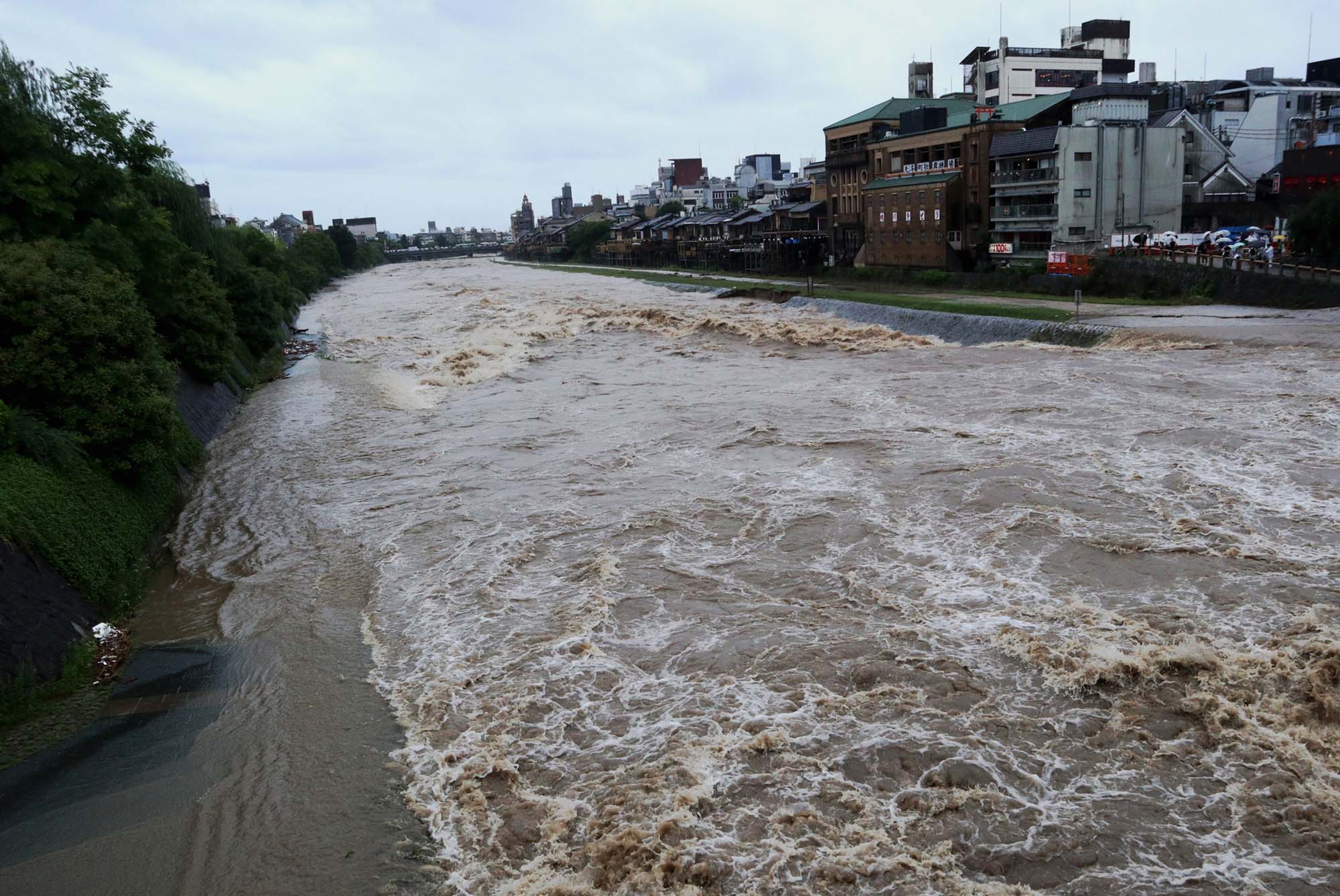 平成30年7月豪雨の際の鴨川、三条大橋から_2018年7月6日16時撮影集中豪雨・ゲリラ豪雨| 麻布十番　ネクスト・アイズ