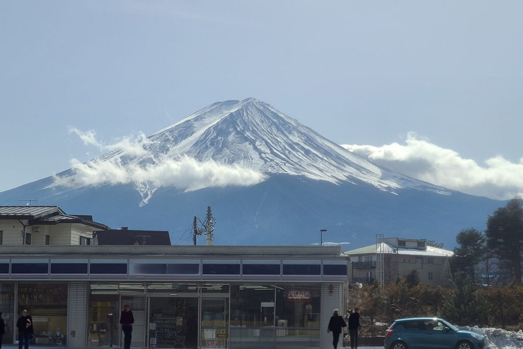 東京都 港区 麻布十番 ネクスト・アイズ|ローソンと富士山　観光客　団体