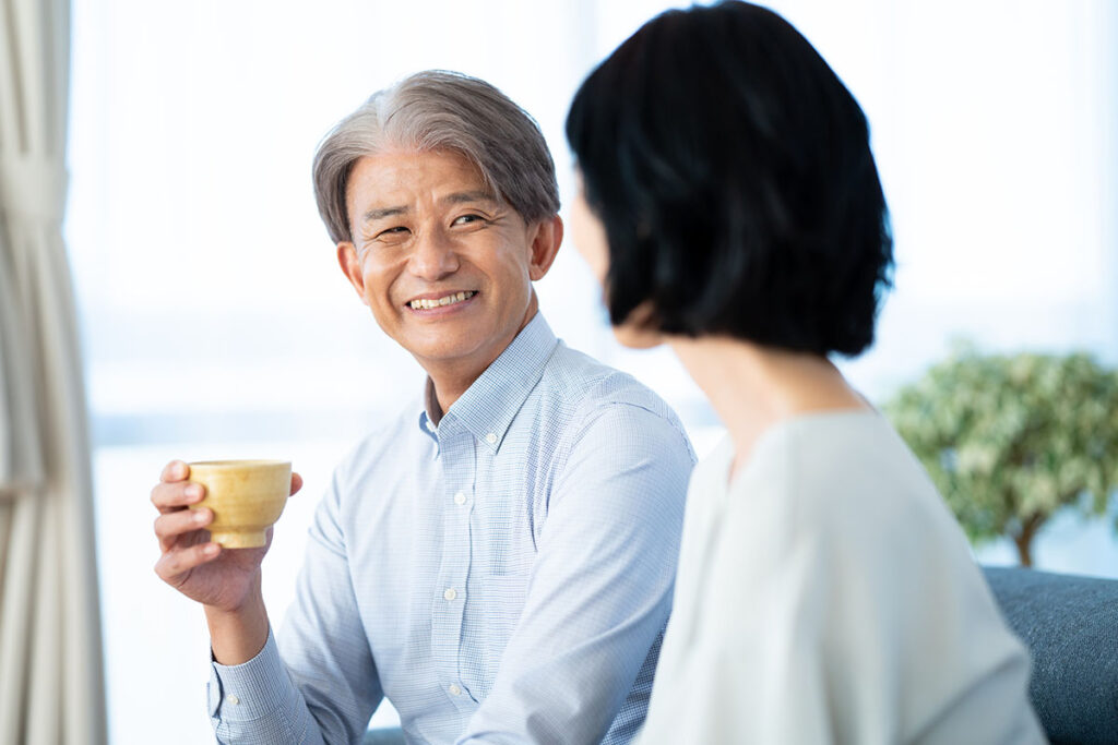 東京都 港区 麻布十番 ネクスト・アイズ|話し合いをするシニア夫婦